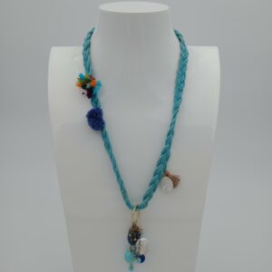 Collana in tessuto con turchese, perle e lapis