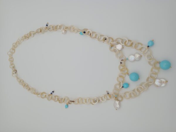 Collana con turchese e madreperla in osso di bufalo e acciaio dorato