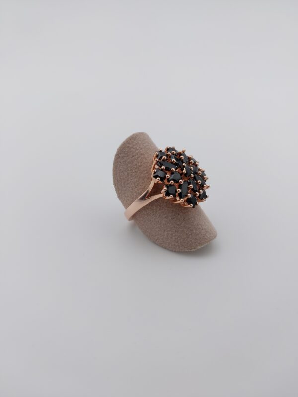 Anello con zirconi neri