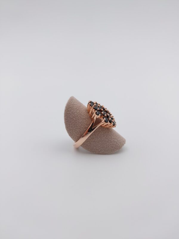 Anello con zirconi neri