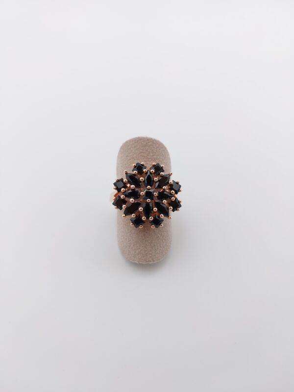 Anello con zirconi neri