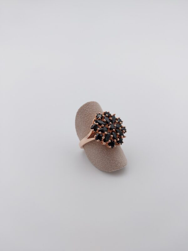 Anello con zirconi neri